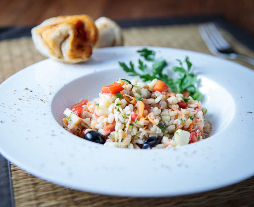 Nahaufnahme von Risotto auf einem weißen Teller