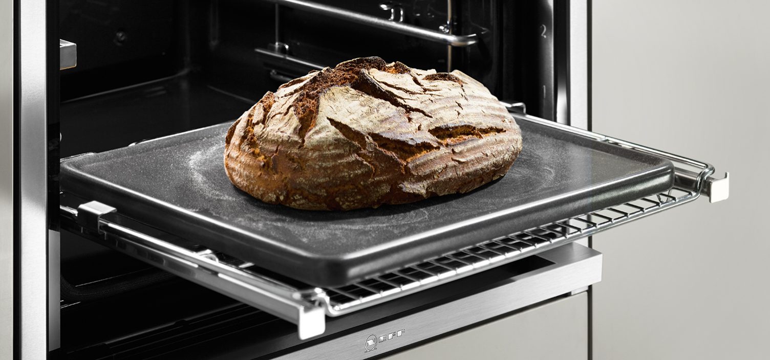 selbstgebackenes Krustenbrot am Backstein im Neff Dampfbackofen