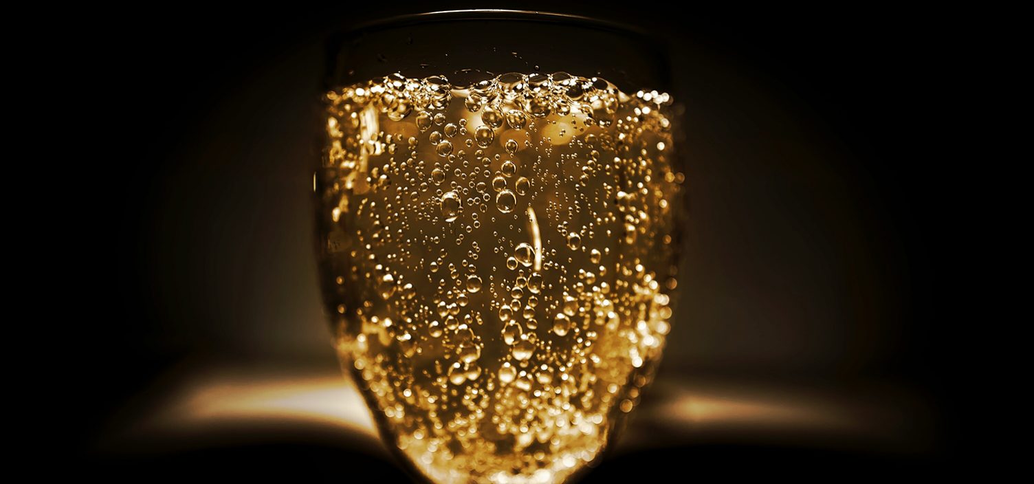 Sprudelnder Sekt im Glas.