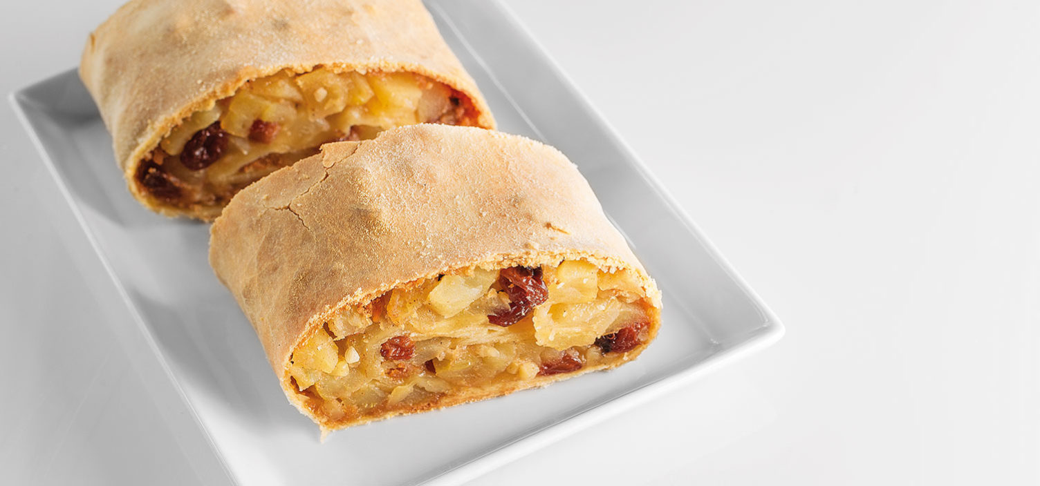 zwei Stück Apfelstrudel auf einem weißen Teller